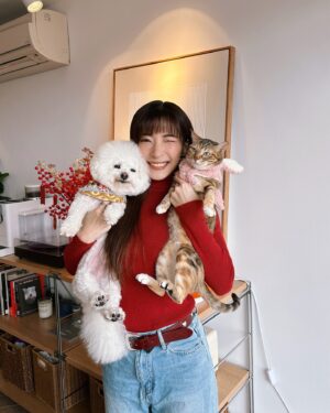 Kira Chan Instagram - 年初一🧧祝大家蛇年行大運🎊
最緊要身體健康！龍馬精神！
事事得心應手🙌🏻 心想事成❤️
今年保持正能量！搵多d💰
好好生活✨