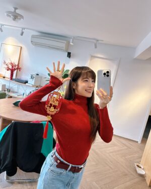 Kira Chan Instagram - 年初一🧧祝大家蛇年行大運🎊
最緊要身體健康！龍馬精神！
事事得心應手🙌🏻 心想事成❤️
今年保持正能量！搵多d💰
好好生活✨