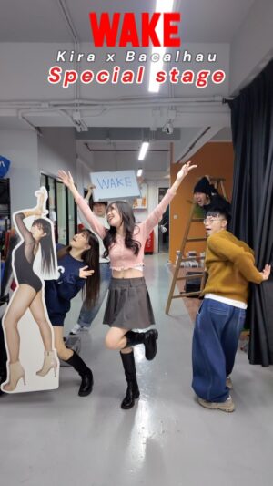 Kira Chan Instagram - 全體同仁✨🧧祝大家新年快樂
食完團年飯醒一醒神🤣
送俾大家團年Special stage 🔥🤘🏻
WAKE !!!! 真 live!