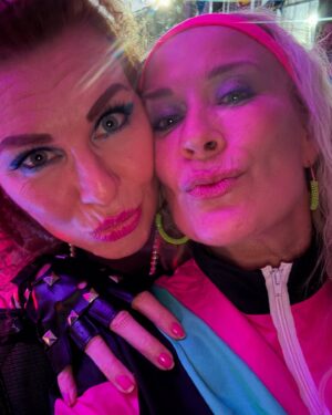 Kirsi Alm-Siira Instagram - Back to the 80’s 🩷🩵 Kiitos juhlista @heidisuomiofficial #heidi50