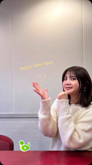 Kiyoe Yoshioka Instagram - .
HAPPY NEW YEAR 🐍✨✨

２０２５年も素晴らしい年になりますように🌅

昨年末は年の瀬まで歌をお届けする機会をいただき有り難かったです✨観てくださったあなた、ありがとうございました！

そしてお正月は緊張の糸がほどけたせいか、風邪を引いていましたー！（お陰さまでお餅を食べて元気回復しました☺️）

今年もツアーなど楽しいことに向かって体調に気を付けつつ一歩一歩進んでいきます。
一緒に楽しい１年にしていきましょうね✨

巳（み）なさんにとって最高で笑顔溢れる一年になりますように‼︎