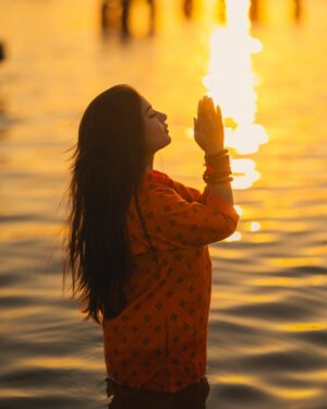 Krishna Mukherjee Instagram - Mahakumbh Shahi Snan 2025🙏🏻

देवि! सुरेश्वरि! भगवति! गंगे त्रिभुवनतारिणि तरलतरंगे ।
शंकरमौलिविहारिणि विमले मम मतिरास्तां तव पदकमले ॥ 1 ॥

भागीरथिसुखदायिनि मातस्तव जलमहिमा निगमे ख्यातः ।
नाहं जाने तव महिमानं पाहि कृपामयि मामज्ञानम् ॥ 2 ॥

हरिपदपाद्यतरंगिणि गंगे हिमविधुमुक्ताधवलतरंगे ।
दूरीकुरु मम दुष्कृतिभारं कुरु कृपया भवसागरपारम् ॥ 3 ॥

तव जलममलं येन निपीतं परमपदं खलु तेन गृहीतम् ।
मातर्गंगे त्वयि यो भक्तः किल तं द्रष्टुं न यमः शक्तः ॥ 4 ॥

पतितोद्धारिणि जाह्नवि गंगे खंडित गिरिवरमंडित भंगे ।
भीष्मजननि हे मुनिवरकन्ये पतितनिवारिणि त्रिभुवन धन्ये ॥ 5 ॥

कल्पलतामिव फलदां लोके प्रणमति यस्त्वां न पतति शोके ।
पारावारविहारिणि गंगे विमुखयुवति कृततरलापांगे ॥ 6 ॥

तव चेन्मातः स्रोतः स्नातः पुनरपि जठरे सोपि न जातः ।
नरकनिवारिणि जाह्नवि गंगे कलुषविनाशिनि महिमोत्तुंगे ॥ 7 ॥

पुनरसदंगे पुण्यतरंगे जय जय जाह्नवि करुणापांगे ।
इंद्रमुकुटमणिराजितचरणे सुखदे शुभदे भृत्यशरण्ये ॥ 8 ॥

रोगं शोकं तापं पापं हर मे भगवति कुमतिकलापम् ।
त्रिभुवनसारे वसुधाहारे त्वमसि गतिर्मम खलु संसारे ॥ 9 ॥

अलकानंदे परमानंदे कुरु करुणामयि कातरवंद्ये ।
तव तटनिकटे यस्य निवासः खलु वैकुंठे तस्य निवासः ॥ 10 ॥

वरमिह नीरे कमठो मीनः किं वा तीरे शरटः क्षीणः ।
अथवाश्वपचो मलिनो दीनस्तव न हि दूरे नृपतिकुलीनः ॥ 11 ॥

भो भुवनेश्वरि पुण्ये धन्ये देवि द्रवमयि मुनिवरकन्ये ।
गंगास्तवमिमममलं नित्यं पठति नरो यः स जयति सत्यम् ॥ 12 ॥

येषां हृदये गंगा भक्तिस्तेषां भवति सदा सुखमुक्तिः ।
मधुराकंता पंझटिकाभिः परमानंदकलितललिताभिः ॥ 13 ॥

गंगास्तोत्रमिदं भवसारं वांछितफलदं विमलं सारम् ।
शंकरसेवक शंकर रचितं पठति सुखीः तव इति च समाप्तः ॥ 14 ॥
Har Har Gange 🙏🏻 Har Har Mahadev 🙏🏻