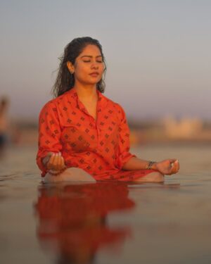 Krishna Mukherjee Instagram - Mahakumbh Shahi Snan 2025🙏🏻

देवि! सुरेश्वरि! भगवति! गंगे त्रिभुवनतारिणि तरलतरंगे ।
शंकरमौलिविहारिणि विमले मम मतिरास्तां तव पदकमले ॥ 1 ॥

भागीरथिसुखदायिनि मातस्तव जलमहिमा निगमे ख्यातः ।
नाहं जाने तव महिमानं पाहि कृपामयि मामज्ञानम् ॥ 2 ॥

हरिपदपाद्यतरंगिणि गंगे हिमविधुमुक्ताधवलतरंगे ।
दूरीकुरु मम दुष्कृतिभारं कुरु कृपया भवसागरपारम् ॥ 3 ॥

तव जलममलं येन निपीतं परमपदं खलु तेन गृहीतम् ।
मातर्गंगे त्वयि यो भक्तः किल तं द्रष्टुं न यमः शक्तः ॥ 4 ॥

पतितोद्धारिणि जाह्नवि गंगे खंडित गिरिवरमंडित भंगे ।
भीष्मजननि हे मुनिवरकन्ये पतितनिवारिणि त्रिभुवन धन्ये ॥ 5 ॥

कल्पलतामिव फलदां लोके प्रणमति यस्त्वां न पतति शोके ।
पारावारविहारिणि गंगे विमुखयुवति कृततरलापांगे ॥ 6 ॥

तव चेन्मातः स्रोतः स्नातः पुनरपि जठरे सोपि न जातः ।
नरकनिवारिणि जाह्नवि गंगे कलुषविनाशिनि महिमोत्तुंगे ॥ 7 ॥

पुनरसदंगे पुण्यतरंगे जय जय जाह्नवि करुणापांगे ।
इंद्रमुकुटमणिराजितचरणे सुखदे शुभदे भृत्यशरण्ये ॥ 8 ॥

रोगं शोकं तापं पापं हर मे भगवति कुमतिकलापम् ।
त्रिभुवनसारे वसुधाहारे त्वमसि गतिर्मम खलु संसारे ॥ 9 ॥

अलकानंदे परमानंदे कुरु करुणामयि कातरवंद्ये ।
तव तटनिकटे यस्य निवासः खलु वैकुंठे तस्य निवासः ॥ 10 ॥

वरमिह नीरे कमठो मीनः किं वा तीरे शरटः क्षीणः ।
अथवाश्वपचो मलिनो दीनस्तव न हि दूरे नृपतिकुलीनः ॥ 11 ॥

भो भुवनेश्वरि पुण्ये धन्ये देवि द्रवमयि मुनिवरकन्ये ।
गंगास्तवमिमममलं नित्यं पठति नरो यः स जयति सत्यम् ॥ 12 ॥

येषां हृदये गंगा भक्तिस्तेषां भवति सदा सुखमुक्तिः ।
मधुराकंता पंझटिकाभिः परमानंदकलितललिताभिः ॥ 13 ॥

गंगास्तोत्रमिदं भवसारं वांछितफलदं विमलं सारम् ।
शंकरसेवक शंकर रचितं पठति सुखीः तव इति च समाप्तः ॥ 14 ॥
Har Har Gange 🙏🏻 Har Har Mahadev 🙏🏻