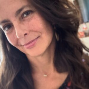Krishna de Caso Instagram - Que cada nuevo día de este año vivamos un nuevo ciclo sintiendo nuestros corazones, mirando nuestra verdad, tocando nuestro amor, y soñando con un mañana que nos represente, que nos llene, que nos sostenga y que nos teja alas para ser cada día más quien somos 💚 #felizañonuevo #felizaño2025 #felizaño #añonuevo #gracias2024