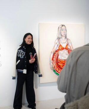 Kristy Cha Ray Chu Instagram - 記得三月份初次踏進誠品畫廊北京，就被這空間驚艷到，心裡想，什麼時候我也能在這兒辦展…

等到確認要做這個展，開始緊張到不行，不知道要拿什麼來面對大家，心情起伏高高低低，白天上課教書、晚上埋頭畫畫，沒有一刻喘息，深怕作品不夠。

來到選擇展品的階段，又陷入了好多個兩難，為什麼選這幅、沒有選那一幅？為什麼略過了更能代表我心境的畫，這些都是我創作出來的寶貝，沒有人比我更了解它們…

總之，好多的擔憂、好幾個星期都睡不著，甚至一度讓我對這個展、對自己產生了質疑。

記得距離開展不到一週，那天在大安森林公園慢跑，手機簡訊響起，打開是誠品畫廊趙琍總監傳來的訊息，我一邊看一邊哭，雖然只有短短一句，但已足夠。

她說我大器晚成，說我的時間到了，當下的感覺是，就算全世界都沒有人懂，也阻止不了我一直畫下去。

我一邊跑，眼淚鼻涕止不住（上一次哭成這樣，是跟人告白），像我外表這麼強大的人，竟然禁不住一句讚美，只想趕緊衝回工作室，把這輩子要畫的一口氣全部畫完。

等到開展前一天，踏進展廳的那一刻，才終於理解趙琍的用心，我不得不佩服她的vision，明明是我的作品，她卻比我更善待更珍惜、更懂它們。

感謝她看見了我，相信我，排除萬難，投入了極大的心力精力，讓這個展如此完美且超乎想像的呈現，讓我站上夢想的舞台，去實現我一生追求的。

當然，少了團隊的任何一個人，這個展是無法成行的，感謝誠品畫廊北京/台北的同仁，從初步構想、清單擬定、展品打包、貨櫃運送、主視覺設計、展場規劃、布展、開幕、媒體公關等等，幾個月的籌備到順利開展，大家都辛苦了！

感謝藝術家劉小東、喻紅夫婦、德國策展人Heins-Norbert Jocks以及北京的藝術圈朋友們蒞臨現場，感謝策展人楊天歌博士從他的視角，給予我的創作生涯最精闢的剖析（序文），感謝藝術評論家陳晞的肯定與動人文字（序文），感謝詩人劉道一，在單向空間為我和粉絲舉辦了一場難忘的對談。

感謝弟弟一家人的相伴，我的最強後盾，由於北京氣溫零下，顧慮到媽媽的狀況，因此沒有同行（我有一直上傳畫面給她看，讓她開心放心）。

感謝我的幕後團隊Zon、Vita一路的支持相挺，小P小柚克旻的監督加持，Rufus的鼓勵，Jiazhen的祝福。感謝柔堅從蘇州站起，每一場為我訂製的花，感謝Zhiying導演送來美麗的花朵。

感謝大立老師第一時間在網上分享人潮爆滿的盛況，感謝Absolute Vanzarx送來的鸚鵡螺，感謝實踐媒傳校友文萱、澤融特別前來。感謝我的妝髮老師雯子，讓我美到不行，感謝我的學生唐承恩，接下了這艱難的拍攝任務。

最後最重要的是我的粉絲朋友，我最喜歡問你從哪裡來？聽你們說自己的故事，我喜歡在紙上為你們畫愛心，喜歡看你們的眼睛，閃閃發光、充滿希望，你們總是把歡笑給我，告訴我你們有多愛我…

我也想說 I love you just the way you are（我愛你因為你是你）謝謝你們，已經等不及再見面了～

曲家瑞個展
誠品畫廊北京 @eslitegallery 
展期：2024/12/21(六)-2025/01/19(日)
地點：北京市朝陽區酒仙橋路2號798藝術區，797路B06
時間：11am-6pm，週二-週日(週一公休)

#曲家瑞個展 #誠品畫廊北京

🎈趕緊分享這個展給你的朋友喔
