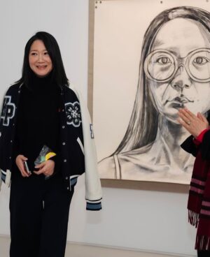 Kristy Cha Ray Chu Instagram - 記得三月份初次踏進誠品畫廊北京，就被這空間驚艷到，心裡想，什麼時候我也能在這兒辦展…

等到確認要做這個展，開始緊張到不行，不知道要拿什麼來面對大家，心情起伏高高低低，白天上課教書、晚上埋頭畫畫，沒有一刻喘息，深怕作品不夠。

來到選擇展品的階段，又陷入了好多個兩難，為什麼選這幅、沒有選那一幅？為什麼略過了更能代表我心境的畫，這些都是我創作出來的寶貝，沒有人比我更了解它們…

總之，好多的擔憂、好幾個星期都睡不著，甚至一度讓我對這個展、對自己產生了質疑。

記得距離開展不到一週，那天在大安森林公園慢跑，手機簡訊響起，打開是誠品畫廊趙琍總監傳來的訊息，我一邊看一邊哭，雖然只有短短一句，但已足夠。

她說我大器晚成，說我的時間到了，當下的感覺是，就算全世界都沒有人懂，也阻止不了我一直畫下去。

我一邊跑，眼淚鼻涕止不住（上一次哭成這樣，是跟人告白），像我外表這麼強大的人，竟然禁不住一句讚美，只想趕緊衝回工作室，把這輩子要畫的一口氣全部畫完。

等到開展前一天，踏進展廳的那一刻，才終於理解趙琍的用心，我不得不佩服她的vision，明明是我的作品，她卻比我更善待更珍惜、更懂它們。

感謝她看見了我，相信我，排除萬難，投入了極大的心力精力，讓這個展如此完美且超乎想像的呈現，讓我站上夢想的舞台，去實現我一生追求的。

當然，少了團隊的任何一個人，這個展是無法成行的，感謝誠品畫廊北京/台北的同仁，從初步構想、清單擬定、展品打包、貨櫃運送、主視覺設計、展場規劃、布展、開幕、媒體公關等等，幾個月的籌備到順利開展，大家都辛苦了！

感謝藝術家劉小東、喻紅夫婦、德國策展人Heins-Norbert Jocks以及北京的藝術圈朋友們蒞臨現場，感謝策展人楊天歌博士從他的視角，給予我的創作生涯最精闢的剖析（序文），感謝藝術評論家陳晞的肯定與動人文字（序文），感謝詩人劉道一，在單向空間為我和粉絲舉辦了一場難忘的對談。

感謝弟弟一家人的相伴，我的最強後盾，由於北京氣溫零下，顧慮到媽媽的狀況，因此沒有同行（我有一直上傳畫面給她看，讓她開心放心）。

感謝我的幕後團隊Zon、Vita一路的支持相挺，小P小柚克旻的監督加持，Rufus的鼓勵，Jiazhen的祝福。感謝柔堅從蘇州站起，每一場為我訂製的花，感謝Zhiying導演送來美麗的花朵。

感謝大立老師第一時間在網上分享人潮爆滿的盛況，感謝Absolute Vanzarx送來的鸚鵡螺，感謝實踐媒傳校友文萱、澤融特別前來。感謝我的妝髮老師雯子，讓我美到不行，感謝我的學生唐承恩，接下了這艱難的拍攝任務。

最後最重要的是我的粉絲朋友，我最喜歡問你從哪裡來？聽你們說自己的故事，我喜歡在紙上為你們畫愛心，喜歡看你們的眼睛，閃閃發光、充滿希望，你們總是把歡笑給我，告訴我你們有多愛我…

我也想說 I love you just the way you are（我愛你因為你是你）謝謝你們，已經等不及再見面了～

曲家瑞個展
誠品畫廊北京 @eslitegallery 
展期：2024/12/21(六)-2025/01/19(日)
地點：北京市朝陽區酒仙橋路2號798藝術區，797路B06
時間：11am-6pm，週二-週日(週一公休)

#曲家瑞個展 #誠品畫廊北京

🎈趕緊分享這個展給你的朋友喔