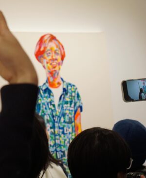 Kristy Cha Ray Chu Instagram - 記得三月份初次踏進誠品畫廊北京，就被這空間驚艷到，心裡想，什麼時候我也能在這兒辦展…

等到確認要做這個展，開始緊張到不行，不知道要拿什麼來面對大家，心情起伏高高低低，白天上課教書、晚上埋頭畫畫，沒有一刻喘息，深怕作品不夠。

來到選擇展品的階段，又陷入了好多個兩難，為什麼選這幅、沒有選那一幅？為什麼略過了更能代表我心境的畫，這些都是我創作出來的寶貝，沒有人比我更了解它們…

總之，好多的擔憂、好幾個星期都睡不著，甚至一度讓我對這個展、對自己產生了質疑。

記得距離開展不到一週，那天在大安森林公園慢跑，手機簡訊響起，打開是誠品畫廊趙琍總監傳來的訊息，我一邊看一邊哭，雖然只有短短一句，但已足夠。

她說我大器晚成，說我的時間到了，當下的感覺是，就算全世界都沒有人懂，也阻止不了我一直畫下去。

我一邊跑，眼淚鼻涕止不住（上一次哭成這樣，是跟人告白），像我外表這麼強大的人，竟然禁不住一句讚美，只想趕緊衝回工作室，把這輩子要畫的一口氣全部畫完。

等到開展前一天，踏進展廳的那一刻，才終於理解趙琍的用心，我不得不佩服她的vision，明明是我的作品，她卻比我更善待更珍惜、更懂它們。

感謝她看見了我，相信我，排除萬難，投入了極大的心力精力，讓這個展如此完美且超乎想像的呈現，讓我站上夢想的舞台，去實現我一生追求的。

當然，少了團隊的任何一個人，這個展是無法成行的，感謝誠品畫廊北京/台北的同仁，從初步構想、清單擬定、展品打包、貨櫃運送、主視覺設計、展場規劃、布展、開幕、媒體公關等等，幾個月的籌備到順利開展，大家都辛苦了！

感謝藝術家劉小東、喻紅夫婦、德國策展人Heins-Norbert Jocks以及北京的藝術圈朋友們蒞臨現場，感謝策展人楊天歌博士從他的視角，給予我的創作生涯最精闢的剖析（序文），感謝藝術評論家陳晞的肯定與動人文字（序文），感謝詩人劉道一，在單向空間為我和粉絲舉辦了一場難忘的對談。

感謝弟弟一家人的相伴，我的最強後盾，由於北京氣溫零下，顧慮到媽媽的狀況，因此沒有同行（我有一直上傳畫面給她看，讓她開心放心）。

感謝我的幕後團隊Zon、Vita一路的支持相挺，小P小柚克旻的監督加持，Rufus的鼓勵，Jiazhen的祝福。感謝柔堅從蘇州站起，每一場為我訂製的花，感謝Zhiying導演送來美麗的花朵。

感謝大立老師第一時間在網上分享人潮爆滿的盛況，感謝Absolute Vanzarx送來的鸚鵡螺，感謝實踐媒傳校友文萱、澤融特別前來。感謝我的妝髮老師雯子，讓我美到不行，感謝我的學生唐承恩，接下了這艱難的拍攝任務。

最後最重要的是我的粉絲朋友，我最喜歡問你從哪裡來？聽你們說自己的故事，我喜歡在紙上為你們畫愛心，喜歡看你們的眼睛，閃閃發光、充滿希望，你們總是把歡笑給我，告訴我你們有多愛我…

我也想說 I love you just the way you are（我愛你因為你是你）謝謝你們，已經等不及再見面了～

曲家瑞個展
誠品畫廊北京 @eslitegallery 
展期：2024/12/21(六)-2025/01/19(日)
地點：北京市朝陽區酒仙橋路2號798藝術區，797路B06
時間：11am-6pm，週二-週日(週一公休)

#曲家瑞個展 #誠品畫廊北京

🎈趕緊分享這個展給你的朋友喔