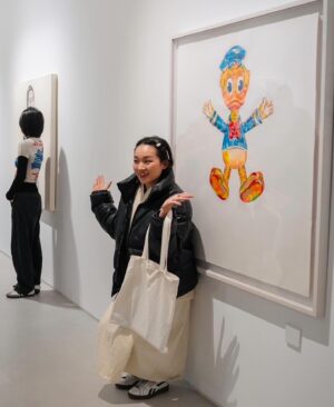 Kristy Cha Ray Chu Instagram - 記得三月份初次踏進誠品畫廊北京，就被這空間驚艷到，心裡想，什麼時候我也能在這兒辦展…

等到確認要做這個展，開始緊張到不行，不知道要拿什麼來面對大家，心情起伏高高低低，白天上課教書、晚上埋頭畫畫，沒有一刻喘息，深怕作品不夠。

來到選擇展品的階段，又陷入了好多個兩難，為什麼選這幅、沒有選那一幅？為什麼略過了更能代表我心境的畫，這些都是我創作出來的寶貝，沒有人比我更了解它們…

總之，好多的擔憂、好幾個星期都睡不著，甚至一度讓我對這個展、對自己產生了質疑。

記得距離開展不到一週，那天在大安森林公園慢跑，手機簡訊響起，打開是誠品畫廊趙琍總監傳來的訊息，我一邊看一邊哭，雖然只有短短一句，但已足夠。

她說我大器晚成，說我的時間到了，當下的感覺是，就算全世界都沒有人懂，也阻止不了我一直畫下去。

我一邊跑，眼淚鼻涕止不住（上一次哭成這樣，是跟人告白），像我外表這麼強大的人，竟然禁不住一句讚美，只想趕緊衝回工作室，把這輩子要畫的一口氣全部畫完。

等到開展前一天，踏進展廳的那一刻，才終於理解趙琍的用心，我不得不佩服她的vision，明明是我的作品，她卻比我更善待更珍惜、更懂它們。

感謝她看見了我，相信我，排除萬難，投入了極大的心力精力，讓這個展如此完美且超乎想像的呈現，讓我站上夢想的舞台，去實現我一生追求的。

當然，少了團隊的任何一個人，這個展是無法成行的，感謝誠品畫廊北京/台北的同仁，從初步構想、清單擬定、展品打包、貨櫃運送、主視覺設計、展場規劃、布展、開幕、媒體公關等等，幾個月的籌備到順利開展，大家都辛苦了！

感謝藝術家劉小東、喻紅夫婦、德國策展人Heins-Norbert Jocks以及北京的藝術圈朋友們蒞臨現場，感謝策展人楊天歌博士從他的視角，給予我的創作生涯最精闢的剖析（序文），感謝藝術評論家陳晞的肯定與動人文字（序文），感謝詩人劉道一，在單向空間為我和粉絲舉辦了一場難忘的對談。

感謝弟弟一家人的相伴，我的最強後盾，由於北京氣溫零下，顧慮到媽媽的狀況，因此沒有同行（我有一直上傳畫面給她看，讓她開心放心）。

感謝我的幕後團隊Zon、Vita一路的支持相挺，小P小柚克旻的監督加持，Rufus的鼓勵，Jiazhen的祝福。感謝柔堅從蘇州站起，每一場為我訂製的花，感謝Zhiying導演送來美麗的花朵。

感謝大立老師第一時間在網上分享人潮爆滿的盛況，感謝Absolute Vanzarx送來的鸚鵡螺，感謝實踐媒傳校友文萱、澤融特別前來。感謝我的妝髮老師雯子，讓我美到不行，感謝我的學生唐承恩，接下了這艱難的拍攝任務。

最後最重要的是我的粉絲朋友，我最喜歡問你從哪裡來？聽你們說自己的故事，我喜歡在紙上為你們畫愛心，喜歡看你們的眼睛，閃閃發光、充滿希望，你們總是把歡笑給我，告訴我你們有多愛我…

我也想說 I love you just the way you are（我愛你因為你是你）謝謝你們，已經等不及再見面了～

曲家瑞個展
誠品畫廊北京 @eslitegallery 
展期：2024/12/21(六)-2025/01/19(日)
地點：北京市朝陽區酒仙橋路2號798藝術區，797路B06
時間：11am-6pm，週二-週日(週一公休)

#曲家瑞個展 #誠品畫廊北京

🎈趕緊分享這個展給你的朋友喔