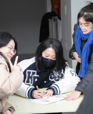 Kristy Cha Ray Chu Instagram - 記得三月份初次踏進誠品畫廊北京，就被這空間驚艷到，心裡想，什麼時候我也能在這兒辦展…

等到確認要做這個展，開始緊張到不行，不知道要拿什麼來面對大家，心情起伏高高低低，白天上課教書、晚上埋頭畫畫，沒有一刻喘息，深怕作品不夠。

來到選擇展品的階段，又陷入了好多個兩難，為什麼選這幅、沒有選那一幅？為什麼略過了更能代表我心境的畫，這些都是我創作出來的寶貝，沒有人比我更了解它們…

總之，好多的擔憂、好幾個星期都睡不著，甚至一度讓我對這個展、對自己產生了質疑。

記得距離開展不到一週，那天在大安森林公園慢跑，手機簡訊響起，打開是誠品畫廊趙琍總監傳來的訊息，我一邊看一邊哭，雖然只有短短一句，但已足夠。

她說我大器晚成，說我的時間到了，當下的感覺是，就算全世界都沒有人懂，也阻止不了我一直畫下去。

我一邊跑，眼淚鼻涕止不住（上一次哭成這樣，是跟人告白），像我外表這麼強大的人，竟然禁不住一句讚美，只想趕緊衝回工作室，把這輩子要畫的一口氣全部畫完。

等到開展前一天，踏進展廳的那一刻，才終於理解趙琍的用心，我不得不佩服她的vision，明明是我的作品，她卻比我更善待更珍惜、更懂它們。

感謝她看見了我，相信我，排除萬難，投入了極大的心力精力，讓這個展如此完美且超乎想像的呈現，讓我站上夢想的舞台，去實現我一生追求的。

當然，少了團隊的任何一個人，這個展是無法成行的，感謝誠品畫廊北京/台北的同仁，從初步構想、清單擬定、展品打包、貨櫃運送、主視覺設計、展場規劃、布展、開幕、媒體公關等等，幾個月的籌備到順利開展，大家都辛苦了！

感謝藝術家劉小東、喻紅夫婦、德國策展人Heins-Norbert Jocks以及北京的藝術圈朋友們蒞臨現場，感謝策展人楊天歌博士從他的視角，給予我的創作生涯最精闢的剖析（序文），感謝藝術評論家陳晞的肯定與動人文字（序文），感謝詩人劉道一，在單向空間為我和粉絲舉辦了一場難忘的對談。

感謝弟弟一家人的相伴，我的最強後盾，由於北京氣溫零下，顧慮到媽媽的狀況，因此沒有同行（我有一直上傳畫面給她看，讓她開心放心）。

感謝我的幕後團隊Zon、Vita一路的支持相挺，小P小柚克旻的監督加持，Rufus的鼓勵，Jiazhen的祝福。感謝柔堅從蘇州站起，每一場為我訂製的花，感謝Zhiying導演送來美麗的花朵。

感謝大立老師第一時間在網上分享人潮爆滿的盛況，感謝Absolute Vanzarx送來的鸚鵡螺，感謝實踐媒傳校友文萱、澤融特別前來。感謝我的妝髮老師雯子，讓我美到不行，感謝我的學生唐承恩，接下了這艱難的拍攝任務。

最後最重要的是我的粉絲朋友，我最喜歡問你從哪裡來？聽你們說自己的故事，我喜歡在紙上為你們畫愛心，喜歡看你們的眼睛，閃閃發光、充滿希望，你們總是把歡笑給我，告訴我你們有多愛我…

我也想說 I love you just the way you are（我愛你因為你是你）謝謝你們，已經等不及再見面了～

曲家瑞個展
誠品畫廊北京 @eslitegallery 
展期：2024/12/21(六)-2025/01/19(日)
地點：北京市朝陽區酒仙橋路2號798藝術區，797路B06
時間：11am-6pm，週二-週日(週一公休)

#曲家瑞個展 #誠品畫廊北京

🎈趕緊分享這個展給你的朋友喔