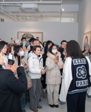 Kristy Cha Ray Chu Instagram - 記得三月份初次踏進誠品畫廊北京，就被這空間驚艷到，心裡想，什麼時候我也能在這兒辦展…

等到確認要做這個展，開始緊張到不行，不知道要拿什麼來面對大家，心情起伏高高低低，白天上課教書、晚上埋頭畫畫，沒有一刻喘息，深怕作品不夠。

來到選擇展品的階段，又陷入了好多個兩難，為什麼選這幅、沒有選那一幅？為什麼略過了更能代表我心境的畫，這些都是我創作出來的寶貝，沒有人比我更了解它們…

總之，好多的擔憂、好幾個星期都睡不著，甚至一度讓我對這個展、對自己產生了質疑。

記得距離開展不到一週，那天在大安森林公園慢跑，手機簡訊響起，打開是誠品畫廊趙琍總監傳來的訊息，我一邊看一邊哭，雖然只有短短一句，但已足夠。

她說我大器晚成，說我的時間到了，當下的感覺是，就算全世界都沒有人懂，也阻止不了我一直畫下去。

我一邊跑，眼淚鼻涕止不住（上一次哭成這樣，是跟人告白），像我外表這麼強大的人，竟然禁不住一句讚美，只想趕緊衝回工作室，把這輩子要畫的一口氣全部畫完。

等到開展前一天，踏進展廳的那一刻，才終於理解趙琍的用心，我不得不佩服她的vision，明明是我的作品，她卻比我更善待更珍惜、更懂它們。

感謝她看見了我，相信我，排除萬難，投入了極大的心力精力，讓這個展如此完美且超乎想像的呈現，讓我站上夢想的舞台，去實現我一生追求的。

當然，少了團隊的任何一個人，這個展是無法成行的，感謝誠品畫廊北京/台北的同仁，從初步構想、清單擬定、展品打包、貨櫃運送、主視覺設計、展場規劃、布展、開幕、媒體公關等等，幾個月的籌備到順利開展，大家都辛苦了！

感謝藝術家劉小東、喻紅夫婦、德國策展人Heins-Norbert Jocks以及北京的藝術圈朋友們蒞臨現場，感謝策展人楊天歌博士從他的視角，給予我的創作生涯最精闢的剖析（序文），感謝藝術評論家陳晞的肯定與動人文字（序文），感謝詩人劉道一，在單向空間為我和粉絲舉辦了一場難忘的對談。

感謝弟弟一家人的相伴，我的最強後盾，由於北京氣溫零下，顧慮到媽媽的狀況，因此沒有同行（我有一直上傳畫面給她看，讓她開心放心）。

感謝我的幕後團隊Zon、Vita一路的支持相挺，小P小柚克旻的監督加持，Rufus的鼓勵，Jiazhen的祝福。感謝柔堅從蘇州站起，每一場為我訂製的花，感謝Zhiying導演送來美麗的花朵。

感謝大立老師第一時間在網上分享人潮爆滿的盛況，感謝Absolute Vanzarx送來的鸚鵡螺，感謝實踐媒傳校友文萱、澤融特別前來。感謝我的妝髮老師雯子，讓我美到不行，感謝我的學生唐承恩，接下了這艱難的拍攝任務。

最後最重要的是我的粉絲朋友，我最喜歡問你從哪裡來？聽你們說自己的故事，我喜歡在紙上為你們畫愛心，喜歡看你們的眼睛，閃閃發光、充滿希望，你們總是把歡笑給我，告訴我你們有多愛我…

我也想說 I love you just the way you are（我愛你因為你是你）謝謝你們，已經等不及再見面了～

曲家瑞個展
誠品畫廊北京 @eslitegallery 
展期：2024/12/21(六)-2025/01/19(日)
地點：北京市朝陽區酒仙橋路2號798藝術區，797路B06
時間：11am-6pm，週二-週日(週一公休)

#曲家瑞個展 #誠品畫廊北京

🎈趕緊分享這個展給你的朋友喔