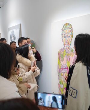 Kristy Cha Ray Chu Instagram - 記得三月份初次踏進誠品畫廊北京，就被這空間驚艷到，心裡想，什麼時候我也能在這兒辦展…

等到確認要做這個展，開始緊張到不行，不知道要拿什麼來面對大家，心情起伏高高低低，白天上課教書、晚上埋頭畫畫，沒有一刻喘息，深怕作品不夠。

來到選擇展品的階段，又陷入了好多個兩難，為什麼選這幅、沒有選那一幅？為什麼略過了更能代表我心境的畫，這些都是我創作出來的寶貝，沒有人比我更了解它們…

總之，好多的擔憂、好幾個星期都睡不著，甚至一度讓我對這個展、對自己產生了質疑。

記得距離開展不到一週，那天在大安森林公園慢跑，手機簡訊響起，打開是誠品畫廊趙琍總監傳來的訊息，我一邊看一邊哭，雖然只有短短一句，但已足夠。

她說我大器晚成，說我的時間到了，當下的感覺是，就算全世界都沒有人懂，也阻止不了我一直畫下去。

我一邊跑，眼淚鼻涕止不住（上一次哭成這樣，是跟人告白），像我外表這麼強大的人，竟然禁不住一句讚美，只想趕緊衝回工作室，把這輩子要畫的一口氣全部畫完。

等到開展前一天，踏進展廳的那一刻，才終於理解趙琍的用心，我不得不佩服她的vision，明明是我的作品，她卻比我更善待更珍惜、更懂它們。

感謝她看見了我，相信我，排除萬難，投入了極大的心力精力，讓這個展如此完美且超乎想像的呈現，讓我站上夢想的舞台，去實現我一生追求的。

當然，少了團隊的任何一個人，這個展是無法成行的，感謝誠品畫廊北京/台北的同仁，從初步構想、清單擬定、展品打包、貨櫃運送、主視覺設計、展場規劃、布展、開幕、媒體公關等等，幾個月的籌備到順利開展，大家都辛苦了！

感謝藝術家劉小東、喻紅夫婦、德國策展人Heins-Norbert Jocks以及北京的藝術圈朋友們蒞臨現場，感謝策展人楊天歌博士從他的視角，給予我的創作生涯最精闢的剖析（序文），感謝藝術評論家陳晞的肯定與動人文字（序文），感謝詩人劉道一，在單向空間為我和粉絲舉辦了一場難忘的對談。

感謝弟弟一家人的相伴，我的最強後盾，由於北京氣溫零下，顧慮到媽媽的狀況，因此沒有同行（我有一直上傳畫面給她看，讓她開心放心）。

感謝我的幕後團隊Zon、Vita一路的支持相挺，小P小柚克旻的監督加持，Rufus的鼓勵，Jiazhen的祝福。感謝柔堅從蘇州站起，每一場為我訂製的花，感謝Zhiying導演送來美麗的花朵。

感謝大立老師第一時間在網上分享人潮爆滿的盛況，感謝Absolute Vanzarx送來的鸚鵡螺，感謝實踐媒傳校友文萱、澤融特別前來。感謝我的妝髮老師雯子，讓我美到不行，感謝我的學生唐承恩，接下了這艱難的拍攝任務。

最後最重要的是我的粉絲朋友，我最喜歡問你從哪裡來？聽你們說自己的故事，我喜歡在紙上為你們畫愛心，喜歡看你們的眼睛，閃閃發光、充滿希望，你們總是把歡笑給我，告訴我你們有多愛我…

我也想說 I love you just the way you are（我愛你因為你是你）謝謝你們，已經等不及再見面了～

曲家瑞個展
誠品畫廊北京 @eslitegallery 
展期：2024/12/21(六)-2025/01/19(日)
地點：北京市朝陽區酒仙橋路2號798藝術區，797路B06
時間：11am-6pm，週二-週日(週一公休)

#曲家瑞個展 #誠品畫廊北京

🎈趕緊分享這個展給你的朋友喔