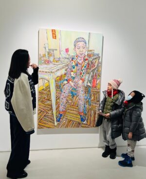 Kristy Cha Ray Chu Instagram - 記得三月份初次踏進誠品畫廊北京，就被這空間驚艷到，心裡想，什麼時候我也能在這兒辦展…

等到確認要做這個展，開始緊張到不行，不知道要拿什麼來面對大家，心情起伏高高低低，白天上課教書、晚上埋頭畫畫，沒有一刻喘息，深怕作品不夠。

來到選擇展品的階段，又陷入了好多個兩難，為什麼選這幅、沒有選那一幅？為什麼略過了更能代表我心境的畫，這些都是我創作出來的寶貝，沒有人比我更了解它們…

總之，好多的擔憂、好幾個星期都睡不著，甚至一度讓我對這個展、對自己產生了質疑。

記得距離開展不到一週，那天在大安森林公園慢跑，手機簡訊響起，打開是誠品畫廊趙琍總監傳來的訊息，我一邊看一邊哭，雖然只有短短一句，但已足夠。

她說我大器晚成，說我的時間到了，當下的感覺是，就算全世界都沒有人懂，也阻止不了我一直畫下去。

我一邊跑，眼淚鼻涕止不住（上一次哭成這樣，是跟人告白），像我外表這麼強大的人，竟然禁不住一句讚美，只想趕緊衝回工作室，把這輩子要畫的一口氣全部畫完。

等到開展前一天，踏進展廳的那一刻，才終於理解趙琍的用心，我不得不佩服她的vision，明明是我的作品，她卻比我更善待更珍惜、更懂它們。

感謝她看見了我，相信我，排除萬難，投入了極大的心力精力，讓這個展如此完美且超乎想像的呈現，讓我站上夢想的舞台，去實現我一生追求的。

當然，少了團隊的任何一個人，這個展是無法成行的，感謝誠品畫廊北京/台北的同仁，從初步構想、清單擬定、展品打包、貨櫃運送、主視覺設計、展場規劃、布展、開幕、媒體公關等等，幾個月的籌備到順利開展，大家都辛苦了！

感謝藝術家劉小東、喻紅夫婦、德國策展人Heins-Norbert Jocks以及北京的藝術圈朋友們蒞臨現場，感謝策展人楊天歌博士從他的視角，給予我的創作生涯最精闢的剖析（序文），感謝藝術評論家陳晞的肯定與動人文字（序文），感謝詩人劉道一，在單向空間為我和粉絲舉辦了一場難忘的對談。

感謝弟弟一家人的相伴，我的最強後盾，由於北京氣溫零下，顧慮到媽媽的狀況，因此沒有同行（我有一直上傳畫面給她看，讓她開心放心）。

感謝我的幕後團隊Zon、Vita一路的支持相挺，小P小柚克旻的監督加持，Rufus的鼓勵，Jiazhen的祝福。感謝柔堅從蘇州站起，每一場為我訂製的花，感謝Zhiying導演送來美麗的花朵。

感謝大立老師第一時間在網上分享人潮爆滿的盛況，感謝Absolute Vanzarx送來的鸚鵡螺，感謝實踐媒傳校友文萱、澤融特別前來。感謝我的妝髮老師雯子，讓我美到不行，感謝我的學生唐承恩，接下了這艱難的拍攝任務。

最後最重要的是我的粉絲朋友，我最喜歡問你從哪裡來？聽你們說自己的故事，我喜歡在紙上為你們畫愛心，喜歡看你們的眼睛，閃閃發光、充滿希望，你們總是把歡笑給我，告訴我你們有多愛我…

我也想說 I love you just the way you are（我愛你因為你是你）謝謝你們，已經等不及再見面了～

曲家瑞個展
誠品畫廊北京 @eslitegallery 
展期：2024/12/21(六)-2025/01/19(日)
地點：北京市朝陽區酒仙橋路2號798藝術區，797路B06
時間：11am-6pm，週二-週日(週一公休)

#曲家瑞個展 #誠品畫廊北京

🎈趕緊分享這個展給你的朋友喔