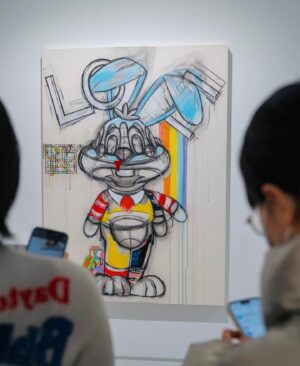 Kristy Cha Ray Chu Instagram - 記得三月份初次踏進誠品畫廊北京，就被這空間驚艷到，心裡想，什麼時候我也能在這兒辦展…

等到確認要做這個展，開始緊張到不行，不知道要拿什麼來面對大家，心情起伏高高低低，白天上課教書、晚上埋頭畫畫，沒有一刻喘息，深怕作品不夠。

來到選擇展品的階段，又陷入了好多個兩難，為什麼選這幅、沒有選那一幅？為什麼略過了更能代表我心境的畫，這些都是我創作出來的寶貝，沒有人比我更了解它們…

總之，好多的擔憂、好幾個星期都睡不著，甚至一度讓我對這個展、對自己產生了質疑。

記得距離開展不到一週，那天在大安森林公園慢跑，手機簡訊響起，打開是誠品畫廊趙琍總監傳來的訊息，我一邊看一邊哭，雖然只有短短一句，但已足夠。

她說我大器晚成，說我的時間到了，當下的感覺是，就算全世界都沒有人懂，也阻止不了我一直畫下去。

我一邊跑，眼淚鼻涕止不住（上一次哭成這樣，是跟人告白），像我外表這麼強大的人，竟然禁不住一句讚美，只想趕緊衝回工作室，把這輩子要畫的一口氣全部畫完。

等到開展前一天，踏進展廳的那一刻，才終於理解趙琍的用心，我不得不佩服她的vision，明明是我的作品，她卻比我更善待更珍惜、更懂它們。

感謝她看見了我，相信我，排除萬難，投入了極大的心力精力，讓這個展如此完美且超乎想像的呈現，讓我站上夢想的舞台，去實現我一生追求的。

當然，少了團隊的任何一個人，這個展是無法成行的，感謝誠品畫廊北京/台北的同仁，從初步構想、清單擬定、展品打包、貨櫃運送、主視覺設計、展場規劃、布展、開幕、媒體公關等等，幾個月的籌備到順利開展，大家都辛苦了！

感謝藝術家劉小東、喻紅夫婦、德國策展人Heins-Norbert Jocks以及北京的藝術圈朋友們蒞臨現場，感謝策展人楊天歌博士從他的視角，給予我的創作生涯最精闢的剖析（序文），感謝藝術評論家陳晞的肯定與動人文字（序文），感謝詩人劉道一，在單向空間為我和粉絲舉辦了一場難忘的對談。

感謝弟弟一家人的相伴，我的最強後盾，由於北京氣溫零下，顧慮到媽媽的狀況，因此沒有同行（我有一直上傳畫面給她看，讓她開心放心）。

感謝我的幕後團隊Zon、Vita一路的支持相挺，小P小柚克旻的監督加持，Rufus的鼓勵，Jiazhen的祝福。感謝柔堅從蘇州站起，每一場為我訂製的花，感謝Zhiying導演送來美麗的花朵。

感謝大立老師第一時間在網上分享人潮爆滿的盛況，感謝Absolute Vanzarx送來的鸚鵡螺，感謝實踐媒傳校友文萱、澤融特別前來。感謝我的妝髮老師雯子，讓我美到不行，感謝我的學生唐承恩，接下了這艱難的拍攝任務。

最後最重要的是我的粉絲朋友，我最喜歡問你從哪裡來？聽你們說自己的故事，我喜歡在紙上為你們畫愛心，喜歡看你們的眼睛，閃閃發光、充滿希望，你們總是把歡笑給我，告訴我你們有多愛我…

我也想說 I love you just the way you are（我愛你因為你是你）謝謝你們，已經等不及再見面了～

曲家瑞個展
誠品畫廊北京 @eslitegallery 
展期：2024/12/21(六)-2025/01/19(日)
地點：北京市朝陽區酒仙橋路2號798藝術區，797路B06
時間：11am-6pm，週二-週日(週一公休)

#曲家瑞個展 #誠品畫廊北京

🎈趕緊分享這個展給你的朋友喔