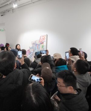 Kristy Cha Ray Chu Instagram - 記得三月份初次踏進誠品畫廊北京，就被這空間驚艷到，心裡想，什麼時候我也能在這兒辦展…

等到確認要做這個展，開始緊張到不行，不知道要拿什麼來面對大家，心情起伏高高低低，白天上課教書、晚上埋頭畫畫，沒有一刻喘息，深怕作品不夠。

來到選擇展品的階段，又陷入了好多個兩難，為什麼選這幅、沒有選那一幅？為什麼略過了更能代表我心境的畫，這些都是我創作出來的寶貝，沒有人比我更了解它們…

總之，好多的擔憂、好幾個星期都睡不著，甚至一度讓我對這個展、對自己產生了質疑。

記得距離開展不到一週，那天在大安森林公園慢跑，手機簡訊響起，打開是誠品畫廊趙琍總監傳來的訊息，我一邊看一邊哭，雖然只有短短一句，但已足夠。

她說我大器晚成，說我的時間到了，當下的感覺是，就算全世界都沒有人懂，也阻止不了我一直畫下去。

我一邊跑，眼淚鼻涕止不住（上一次哭成這樣，是跟人告白），像我外表這麼強大的人，竟然禁不住一句讚美，只想趕緊衝回工作室，把這輩子要畫的一口氣全部畫完。

等到開展前一天，踏進展廳的那一刻，才終於理解趙琍的用心，我不得不佩服她的vision，明明是我的作品，她卻比我更善待更珍惜、更懂它們。

感謝她看見了我，相信我，排除萬難，投入了極大的心力精力，讓這個展如此完美且超乎想像的呈現，讓我站上夢想的舞台，去實現我一生追求的。

當然，少了團隊的任何一個人，這個展是無法成行的，感謝誠品畫廊北京/台北的同仁，從初步構想、清單擬定、展品打包、貨櫃運送、主視覺設計、展場規劃、布展、開幕、媒體公關等等，幾個月的籌備到順利開展，大家都辛苦了！

感謝藝術家劉小東、喻紅夫婦、德國策展人Heins-Norbert Jocks以及北京的藝術圈朋友們蒞臨現場，感謝策展人楊天歌博士從他的視角，給予我的創作生涯最精闢的剖析（序文），感謝藝術評論家陳晞的肯定與動人文字（序文），感謝詩人劉道一，在單向空間為我和粉絲舉辦了一場難忘的對談。

感謝弟弟一家人的相伴，我的最強後盾，由於北京氣溫零下，顧慮到媽媽的狀況，因此沒有同行（我有一直上傳畫面給她看，讓她開心放心）。

感謝我的幕後團隊Zon、Vita一路的支持相挺，小P小柚克旻的監督加持，Rufus的鼓勵，Jiazhen的祝福。感謝柔堅從蘇州站起，每一場為我訂製的花，感謝Zhiying導演送來美麗的花朵。

感謝大立老師第一時間在網上分享人潮爆滿的盛況，感謝Absolute Vanzarx送來的鸚鵡螺，感謝實踐媒傳校友文萱、澤融特別前來。感謝我的妝髮老師雯子，讓我美到不行，感謝我的學生唐承恩，接下了這艱難的拍攝任務。

最後最重要的是我的粉絲朋友，我最喜歡問你從哪裡來？聽你們說自己的故事，我喜歡在紙上為你們畫愛心，喜歡看你們的眼睛，閃閃發光、充滿希望，你們總是把歡笑給我，告訴我你們有多愛我…

我也想說 I love you just the way you are（我愛你因為你是你）謝謝你們，已經等不及再見面了～

曲家瑞個展
誠品畫廊北京 @eslitegallery 
展期：2024/12/21(六)-2025/01/19(日)
地點：北京市朝陽區酒仙橋路2號798藝術區，797路B06
時間：11am-6pm，週二-週日(週一公休)

#曲家瑞個展 #誠品畫廊北京

🎈趕緊分享這個展給你的朋友喔