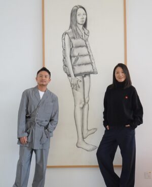 Kristy Cha Ray Chu Instagram - 記得三月份初次踏進誠品畫廊北京，就被這空間驚艷到，心裡想，什麼時候我也能在這兒辦展…

等到確認要做這個展，開始緊張到不行，不知道要拿什麼來面對大家，心情起伏高高低低，白天上課教書、晚上埋頭畫畫，沒有一刻喘息，深怕作品不夠。

來到選擇展品的階段，又陷入了好多個兩難，為什麼選這幅、沒有選那一幅？為什麼略過了更能代表我心境的畫，這些都是我創作出來的寶貝，沒有人比我更了解它們…

總之，好多的擔憂、好幾個星期都睡不著，甚至一度讓我對這個展、對自己產生了質疑。

記得距離開展不到一週，那天在大安森林公園慢跑，手機簡訊響起，打開是誠品畫廊趙琍總監傳來的訊息，我一邊看一邊哭，雖然只有短短一句，但已足夠。

她說我大器晚成，說我的時間到了，當下的感覺是，就算全世界都沒有人懂，也阻止不了我一直畫下去。

我一邊跑，眼淚鼻涕止不住（上一次哭成這樣，是跟人告白），像我外表這麼強大的人，竟然禁不住一句讚美，只想趕緊衝回工作室，把這輩子要畫的一口氣全部畫完。

等到開展前一天，踏進展廳的那一刻，才終於理解趙琍的用心，我不得不佩服她的vision，明明是我的作品，她卻比我更善待更珍惜、更懂它們。

感謝她看見了我，相信我，排除萬難，投入了極大的心力精力，讓這個展如此完美且超乎想像的呈現，讓我站上夢想的舞台，去實現我一生追求的。

當然，少了團隊的任何一個人，這個展是無法成行的，感謝誠品畫廊北京/台北的同仁，從初步構想、清單擬定、展品打包、貨櫃運送、主視覺設計、展場規劃、布展、開幕、媒體公關等等，幾個月的籌備到順利開展，大家都辛苦了！

感謝藝術家劉小東、喻紅夫婦、德國策展人Heins-Norbert Jocks以及北京的藝術圈朋友們蒞臨現場，感謝策展人楊天歌博士從他的視角，給予我的創作生涯最精闢的剖析（序文），感謝藝術評論家陳晞的肯定與動人文字（序文），感謝詩人劉道一，在單向空間為我和粉絲舉辦了一場難忘的對談。

感謝弟弟一家人的相伴，我的最強後盾，由於北京氣溫零下，顧慮到媽媽的狀況，因此沒有同行（我有一直上傳畫面給她看，讓她開心放心）。

感謝我的幕後團隊Zon、Vita一路的支持相挺，小P小柚克旻的監督加持，Rufus的鼓勵，Jiazhen的祝福。感謝柔堅從蘇州站起，每一場為我訂製的花，感謝Zhiying導演送來美麗的花朵。

感謝大立老師第一時間在網上分享人潮爆滿的盛況，感謝Absolute Vanzarx送來的鸚鵡螺，感謝實踐媒傳校友文萱、澤融特別前來。感謝我的妝髮老師雯子，讓我美到不行，感謝我的學生唐承恩，接下了這艱難的拍攝任務。

最後最重要的是我的粉絲朋友，我最喜歡問你從哪裡來？聽你們說自己的故事，我喜歡在紙上為你們畫愛心，喜歡看你們的眼睛，閃閃發光、充滿希望，你們總是把歡笑給我，告訴我你們有多愛我…

我也想說 I love you just the way you are（我愛你因為你是你）謝謝你們，已經等不及再見面了～

曲家瑞個展
誠品畫廊北京 @eslitegallery 
展期：2024/12/21(六)-2025/01/19(日)
地點：北京市朝陽區酒仙橋路2號798藝術區，797路B06
時間：11am-6pm，週二-週日(週一公休)

#曲家瑞個展 #誠品畫廊北京

🎈趕緊分享這個展給你的朋友喔