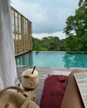 Kritika Kamra Instagram - January’s over and nothing much has changed. I’m still posting holiday pictures weeks after, being picky about who/what gets my attention and still chasing sunsets, art and good food.
Feels like a lot has happened this year already, in a good way. And I’m in no rush to share 🙃