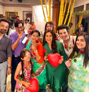 Krutika Desai Khan Instagram - Happy Valentine’s Day 🌹✨♥️ 

#valentines #happyvalentinesday #potd #love #laughter #bts #onscreen #family #famjam #anupamaa #dkp #starplus #happiness #positivevibes #gratitude #spreadlove
