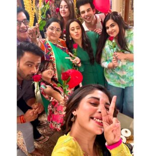Krutika Desai Khan Instagram - Happy Valentine’s Day 🌹✨♥️ 

#valentines #happyvalentinesday #potd #love #laughter #bts #onscreen #family #famjam #anupamaa #dkp #starplus #happiness #positivevibes #gratitude #spreadlove
