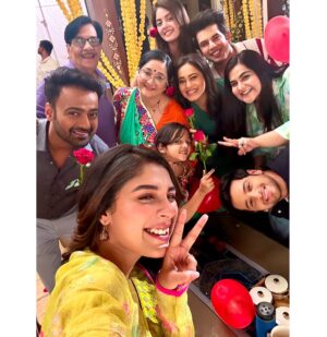 Krutika Desai Khan Instagram - Happy Valentine’s Day 🌹✨♥️ 

#valentines #happyvalentinesday #potd #love #laughter #bts #onscreen #family #famjam #anupamaa #dkp #starplus #happiness #positivevibes #gratitude #spreadlove