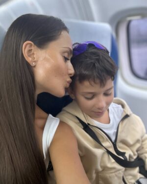 Kseniia Mishyna Instagram - Дивовижний процес — життя. 
Поток атомів крізь простір і час, безкінечна послідовність подій, що набувають форми й одразу зникають🤭