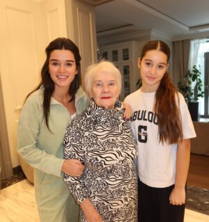 Kseniya Borodina Instagram - Самая красивая и любимая бабушка на свете! Сегодня моя вторая мама тебе исполнилось 88 лет, ничего кроме здоровью у Бога для тебя не прошу. Ты для меня один из самых важных людей в моей жизни. Ты меня воспитала, ты меня окутала любовью и добротой. Живи до 100 лет, а то и больше. Пусть мои  девочки мои тебя радуют❤️ Ты лучшая бабушка в мире❤️