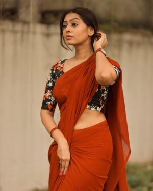 Kuhasini Gnanaseggaran Instagram - இடுக்கியே…
.
.
.
Makeover @vishaa_hairandmakeup 
.
.
Hairdo @anu_hairstylist_sareedrapist 
.
.
Photography @ruban_photography_7 
.
.
Blouse @arudpa 
.
.
Conceptualized @arunprajeethm  @thekloutoffl 
.
.
#kuhasini #saree #actress #elegant #simple #vintage