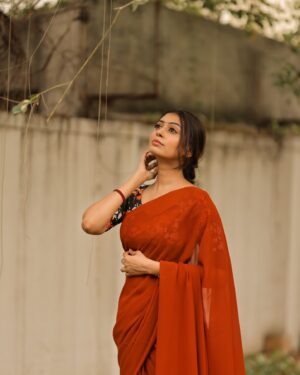Kuhasini Gnanaseggaran Instagram - இடுக்கியே…
.
.
.
Makeover @vishaa_hairandmakeup 
.
.
Hairdo @anu_hairstylist_sareedrapist 
.
.
Photography @ruban_photography_7 
.
.
Blouse @arudpa 
.
.
Conceptualized @arunprajeethm  @thekloutoffl 
.
.
#kuhasini #saree #actress #elegant #simple #vintage
