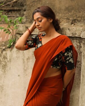 Kuhasini Gnanaseggaran Instagram - இடுக்கியே…
.
.
.
Makeover @vishaa_hairandmakeup 
.
.
Hairdo @anu_hairstylist_sareedrapist 
.
.
Photography @ruban_photography_7 
.
.
Blouse @arudpa 
.
.
Conceptualized @arunprajeethm  @thekloutoffl 
.
.
#kuhasini #saree #actress #elegant #simple #vintage