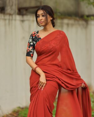 Kuhasini Gnanaseggaran Instagram - இடுக்கியே…
.
.
.
Makeover @vishaa_hairandmakeup 
.
.
Hairdo @anu_hairstylist_sareedrapist 
.
.
Photography @ruban_photography_7 
.
.
Blouse @arudpa 
.
.
Conceptualized @arunprajeethm  @thekloutoffl 
.
.
#kuhasini #saree #actress #elegant #simple #vintage