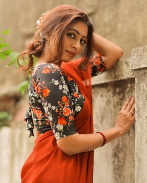 Kuhasini Gnanaseggaran Instagram - இடுக்கியே…
.
.
.
Makeover @vishaa_hairandmakeup 
.
.
Hairdo @anu_hairstylist_sareedrapist 
.
.
Photography @ruban_photography_7 
.
.
Blouse @arudpa 
.
.
Conceptualized @arunprajeethm  @thekloutoffl 
.
.
#kuhasini #saree #actress #elegant #simple #vintage