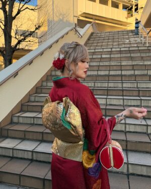 LANA Instagram - お母さんとお姉ちゃんがきた振袖私も着れたよ👘❤️
近所の大好きな2人に会えたのも死ぬほど嬉しかったしこんな私と仲良くしてくれたみんなにもあえてうれしかったーな❣️

💇‍♀️ by @neo.9