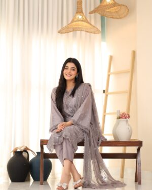 Laiba Khan Instagram - Wearing this beautiful creation from @zarizaa_official , and I’m obsessed with the detail! The fabric is soft and airy, making it the perfect choice for a stylish yet comfortable summer look. Shop now and grab this beauty for your summer wardrobe!

Visit: https://zarizaa.com/

PR @windmilepr 
📸 @saifsheikh_photography_films 

#ZarizaaStyle #Zarizaa #womensfashionwear #womenclothing #summerunstitched #embroidered #influencer #laibakhanofficial #mysticGrey