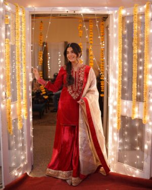 Laiba Khan Instagram - Yeh Sitara Jahan nahi jo Flower thi, She’s Alizey 🔥 Fire hai Apun 🌚

#barbaad 
#comingsoon

@mayapretofficial 
@stylebykiranraza
@hashmiphotography
