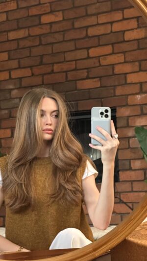Lani Randol Instagram - Proud to share that no tears were shed during the making of this video 😂🙌🏻 Snag the @revlonhairtools Revlon One-Step™️ Volumizer PLUS at the link in my bio ✨ #revlonhairtoolspartner #blowout #hair #hairtutorial #athomeblowout