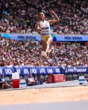 Larissa Iapichino Instagram - Flight in full stride 🦅

📸 @edhall.photography for Diamond League AG

#DiamondLeague 💎 #LondonDL 🇬🇧