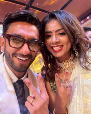 Lasya Nagaraj Instagram - And … This happened!!! 🙈🙈🙈🫣🫣🫣🫢🫢🫢

The sweetest and the most most humblest living Star in India. Soo inspired and sooo much in Awe for the person he is !! ❤️❤️❤️❤️❤️
@ranveersingh
.
.
.

#siima #siimabangalore #ranveersingh