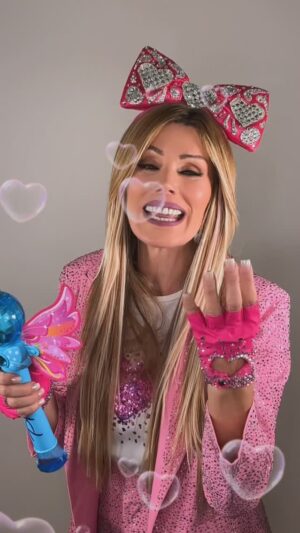 Laura Franco Instagram - EL 4 DE MARZO LOS ESPERO EN TUCUMÁN! ✨🎶💘

Feliz de estar en el carnaval de Tucumán para cantar, jugar y bailar con todos mis chiquipines! 🎀💓🎪

Que lindo llegar siempre con mi música a tu corazón, gracias por abrazarme con tu alma de niño 🌸✨🎶🧸

A quién veo por allá? 😉

🎀 Pueden disfrutar de la música de Panam en las siguientes plataformas digitales: 
👉🏽 YouTube: Panam 
👉🏽 Spotify: Panam y Circo 
👉🏽 Instagram: Yosoypanam 
👉🏽 TikTok: Panamycirco
