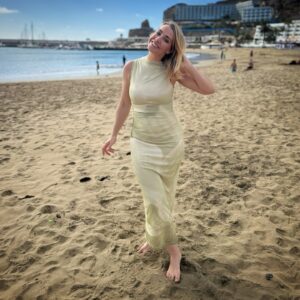 Laura Hamilton Instagram - Name the beach ➡️➡️➡️…COMMENT ⬇️⬇️⬇️
.
.
.
#grancanaria #canaryislands #property @freeform_productions @aplaceinthesunofficial #makingdreamscometrue