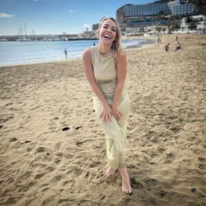 Laura Hamilton Instagram - Name the beach ➡️➡️➡️…COMMENT ⬇️⬇️⬇️
.
.
.
#grancanaria #canaryislands #property @freeform_productions @aplaceinthesunofficial #makingdreamscometrue