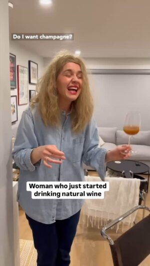 Laura Ramoso Instagram - Don’t even mention the word orange 🍊🍷
.
.
.
.
.
#naturalwine #naturalwines #naturalwinelover #petnat #petillantnaturel #pétnat #biodynamicwine #biodynamic #wine #winelover #winetasting #naturalwinebar #organicwine #organic #organicfarming #unfilteredwine #winetime #discover #midtwenties #pov #relatable #satire #grapes #orangewine #orangewines #organicwines #grapewine