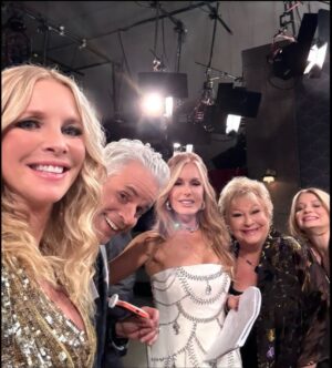 Lauralee Bell Instagram - More #behindthescenes 📸 of TODAY AND THURSDAY’s shows! Don’t Miss Them! Celebrate the New Year with us and Happy New Year to you!!!! 🎉🎉🥳🥂#yr