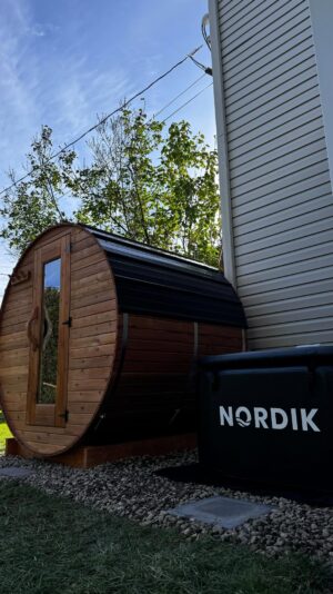 Laurie Doucet Instagram - Avoir son espace thermale à la maison. 🥹 

Un ✅ sur ma bucket list. 

Sauna 🪵 @saunaspa.ca 
Bain 🧊 @nordikrecovery