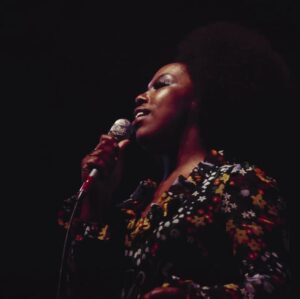Lauryn Hill Instagram - Whitney Houston once said to me that Roberta Flack’s voice was one of the purest voices she’d ever heard. I grew up scouring the records my Parents collected. Mrs. Flack was one of their favorites and quite instantly became one of mine as soon as I was exposed to her. She looked cool and intelligent, gentle and yet militant. The songs she recorded from ‘Compared To What’ to ‘The First Time Ever I Saw Your Face’ to her version of ‘Ballad Of The Sad Young Men’ fascinated me with their beauty and sophistication. Mrs. Flack was an artist, a singer-songwriter, a pianist and composer who moved me and showed me through her own creative choices and standards what else was possible within the idiom of Soul. Killing Me Softly, a song Mrs. Flack didn’t write, but made hugely popular became the song that catapulted myself and the Fugees into household phenomena. We wanted to honor the beauty and brilliance of this song and her performance of it to our generation. I will forever be grateful for the sensitivity and delicate power of her Love and Artistry. Rest in Grace Beloved One. 🌹