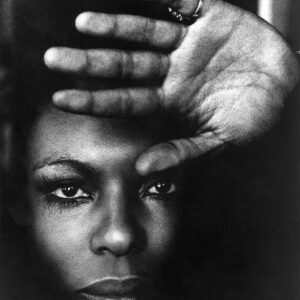Lauryn Hill Instagram - Whitney Houston once said to me that Roberta Flack’s voice was one of the purest voices she’d ever heard. I grew up scouring the records my Parents collected. Mrs. Flack was one of their favorites and quite instantly became one of mine as soon as I was exposed to her. She looked cool and intelligent, gentle and yet militant. The songs she recorded from ‘Compared To What’ to ‘The First Time Ever I Saw Your Face’ to her version of ‘Ballad Of The Sad Young Men’ fascinated me with their beauty and sophistication. Mrs. Flack was an artist, a singer-songwriter, a pianist and composer who moved me and showed me through her own creative choices and standards what else was possible within the idiom of Soul. Killing Me Softly, a song Mrs. Flack didn’t write, but made hugely popular became the song that catapulted myself and the Fugees into household phenomena. We wanted to honor the beauty and brilliance of this song and her performance of it to our generation. I will forever be grateful for the sensitivity and delicate power of her Love and Artistry. Rest in Grace Beloved One. 🌹