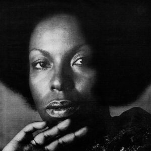 Lauryn Hill Instagram - Whitney Houston once said to me that Roberta Flack’s voice was one of the purest voices she’d ever heard. I grew up scouring the records my Parents collected. Mrs. Flack was one of their favorites and quite instantly became one of mine as soon as I was exposed to her. She looked cool and intelligent, gentle and yet militant. The songs she recorded from ‘Compared To What’ to ‘The First Time Ever I Saw Your Face’ to her version of ‘Ballad Of The Sad Young Men’ fascinated me with their beauty and sophistication. Mrs. Flack was an artist, a singer-songwriter, a pianist and composer who moved me and showed me through her own creative choices and standards what else was possible within the idiom of Soul. Killing Me Softly, a song Mrs. Flack didn’t write, but made hugely popular became the song that catapulted myself and the Fugees into household phenomena. We wanted to honor the beauty and brilliance of this song and her performance of it to our generation. I will forever be grateful for the sensitivity and delicate power of her Love and Artistry. Rest in Grace Beloved One. 🌹