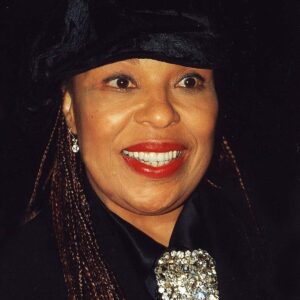 Lauryn Hill Instagram - Whitney Houston once said to me that Roberta Flack’s voice was one of the purest voices she’d ever heard. I grew up scouring the records my Parents collected. Mrs. Flack was one of their favorites and quite instantly became one of mine as soon as I was exposed to her. She looked cool and intelligent, gentle and yet militant. The songs she recorded from ‘Compared To What’ to ‘The First Time Ever I Saw Your Face’ to her version of ‘Ballad Of The Sad Young Men’ fascinated me with their beauty and sophistication. Mrs. Flack was an artist, a singer-songwriter, a pianist and composer who moved me and showed me through her own creative choices and standards what else was possible within the idiom of Soul. Killing Me Softly, a song Mrs. Flack didn’t write, but made hugely popular became the song that catapulted myself and the Fugees into household phenomena. We wanted to honor the beauty and brilliance of this song and her performance of it to our generation. I will forever be grateful for the sensitivity and delicate power of her Love and Artistry. Rest in Grace Beloved One. 🌹