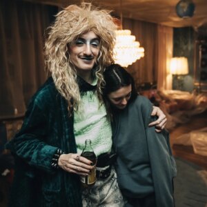 Lea van Acken Instagram - Noch nie hatte ich einen so großartigen Dreh wie im Januar! Danke an unseren ❤️-Cast und unser ❤️-Team: Eurer tolle Arbeit macht diesen Film so bunt und lovely weird – und Eure super sweete Art fehlt mir jetzt schon sehr 💜👽🦑🫧

Tausend Dank auch an @carolin.muehlbrett.fotografie für die schönen Fotos. Und @kumpelstift und @georg.nikolaus
Poster: @omarsener_

Unser großartiger Cast, der gleichzeitig unser Writers Room war💜

KAIA: @lea_van_acken (@playersagentur)

ANGEL: @joneson2000 (@agenturhobrig)

RAIN: @m.a.n.o.l (@agentur_hilde_stark)

JENS: @arndtschweringsohnrey (@agenturvelvet)

FINN-OLE: @carl_benzschawel_ (Zentralbüro Agentur für Schauspieler)

LA'ESTRA: @pollydnayler (Robert Carey Associates)

KINDER: Naima Mikailou & Theresa Schöllhammer

Casting: @schirnhofercasting
Anspielpartner*innen:
@olivialinagasche
@iambirgitstauber
@dpenschek
@_philipp_sommer_
@carolinkarnuth_official
@evelamell

❤️ fürs Vermitteln @nouri_chamari, @olivialinagasche und @sabrina___kraft

Und unser grandioses Team💜

Produktion & Drehbuch: @dominik_hafenmaier
Produktionsassistenz:
@beilul__
@karo.linebr_
Setrunnerin: @theresamkl

Dop: @julepfaff
Operator: 
@georg.nikolaus
@hannah_schwarzl
@johannespfau_dop
@jannikdublasky
Set-Fotografie: @carolin.muehlbrett.fotografie
Poster-Foto:
@carolin.muehlbrett.fotografie
@omarsener_
1st AC: 
@moritz.vetter
@kumpelstift
@jgooney
2nd AC & DIT: @luis.rchtr

Oberbeleuchter: 
Manuel Dolderer
@soerenbulb
Best Boy: @jannikdublasky
Beleuchter: 
@omarsener_
@everythingeverywhereallforjazz
@lit.karim
@alexbirzele

Tonmeister: @flitt_official

Kostümbild: @pauliimmig
Setkostüm: @samira_vivien

Szenenbild: @r_hardj
Bauhelfer*innen: 
@fsw.productiondesign
@ute_petermann
Marder Prop: @anse61 mit @indiesone

Maskenbild & SFX Make up:
@nadikmua
@luzialaviniartist

Schnitt: @lukaswengorz
Musik: @othernoise

Regieassistenz: @opawiewarsimhimmel
Script Continuity: @lotte.maarie
Stunt: @patrickmarcelbenito
Catering: Hanna Hafenmaier & Familie
Felix Mott
Regie&Buch: me
Produktion: @filmakademie_bw 

❤️Dank❤
@liza_reichardt 
@holger.verfolger 
Claudia Prietzel 
@liajvb 
@marcus.schinkel 
@gregorbuddepetrusch
@renecolling 
@marleen.valien 
@alexbornwild 
@t