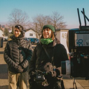 Lea van Acken Instagram - Noch nie hatte ich einen so großartigen Dreh wie im Januar! Danke an unseren ❤️-Cast und unser ❤️-Team: Eurer tolle Arbeit macht diesen Film so bunt und lovely weird – und Eure super sweete Art fehlt mir jetzt schon sehr 💜👽🦑🫧

Tausend Dank auch an @carolin.muehlbrett.fotografie für die schönen Fotos. Und @kumpelstift und @georg.nikolaus
Poster: @omarsener_

Unser großartiger Cast, der gleichzeitig unser Writers Room war💜

KAIA: @lea_van_acken (@playersagentur)

ANGEL: @joneson2000 (@agenturhobrig)

RAIN: @m.a.n.o.l (@agentur_hilde_stark)

JENS: @arndtschweringsohnrey (@agenturvelvet)

FINN-OLE: @carl_benzschawel_ (Zentralbüro Agentur für Schauspieler)

LA'ESTRA: @pollydnayler (Robert Carey Associates)

KINDER: Naima Mikailou & Theresa Schöllhammer

Casting: @schirnhofercasting
Anspielpartner*innen:
@olivialinagasche
@iambirgitstauber
@dpenschek
@_philipp_sommer_
@carolinkarnuth_official
@evelamell

❤️ fürs Vermitteln @nouri_chamari, @olivialinagasche und @sabrina___kraft

Und unser grandioses Team💜

Produktion & Drehbuch: @dominik_hafenmaier
Produktionsassistenz:
@beilul__
@karo.linebr_
Setrunnerin: @theresamkl

Dop: @julepfaff
Operator: 
@georg.nikolaus
@hannah_schwarzl
@johannespfau_dop
@jannikdublasky
Set-Fotografie: @carolin.muehlbrett.fotografie
Poster-Foto:
@carolin.muehlbrett.fotografie
@omarsener_
1st AC: 
@moritz.vetter
@kumpelstift
@jgooney
2nd AC & DIT: @luis.rchtr

Oberbeleuchter: 
Manuel Dolderer
@soerenbulb
Best Boy: @jannikdublasky
Beleuchter: 
@omarsener_
@everythingeverywhereallforjazz
@lit.karim
@alexbirzele

Tonmeister: @flitt_official

Kostümbild: @pauliimmig
Setkostüm: @samira_vivien

Szenenbild: @r_hardj
Bauhelfer*innen: 
@fsw.productiondesign
@ute_petermann
Marder Prop: @anse61 mit @indiesone

Maskenbild & SFX Make up:
@nadikmua
@luzialaviniartist

Schnitt: @lukaswengorz
Musik: @othernoise

Regieassistenz: @opawiewarsimhimmel
Script Continuity: @lotte.maarie
Stunt: @patrickmarcelbenito
Catering: Hanna Hafenmaier & Familie
Felix Mott
Regie&Buch: me
Produktion: @filmakademie_bw 

❤️Dank❤
@liza_reichardt 
@holger.verfolger 
Claudia Prietzel 
@liajvb 
@marcus.schinkel 
@gregorbuddepetrusch
@renecolling 
@marleen.valien 
@alexbornwild 
@t