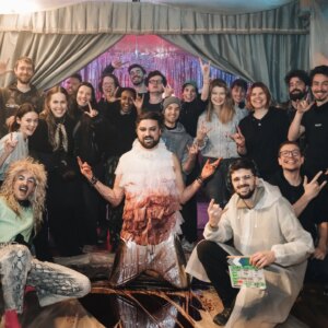 Lea van Acken Instagram - Noch nie hatte ich einen so großartigen Dreh wie im Januar! Danke an unseren ❤️-Cast und unser ❤️-Team: Eurer tolle Arbeit macht diesen Film so bunt und lovely weird – und Eure super sweete Art fehlt mir jetzt schon sehr 💜👽🦑🫧

Tausend Dank auch an @carolin.muehlbrett.fotografie für die schönen Fotos. Und @kumpelstift und @georg.nikolaus
Poster: @omarsener_

Unser großartiger Cast, der gleichzeitig unser Writers Room war💜

KAIA: @lea_van_acken (@playersagentur)

ANGEL: @joneson2000 (@agenturhobrig)

RAIN: @m.a.n.o.l (@agentur_hilde_stark)

JENS: @arndtschweringsohnrey (@agenturvelvet)

FINN-OLE: @carl_benzschawel_ (Zentralbüro Agentur für Schauspieler)

LA'ESTRA: @pollydnayler (Robert Carey Associates)

KINDER: Naima Mikailou & Theresa Schöllhammer

Casting: @schirnhofercasting
Anspielpartner*innen:
@olivialinagasche
@iambirgitstauber
@dpenschek
@_philipp_sommer_
@carolinkarnuth_official
@evelamell

❤️ fürs Vermitteln @nouri_chamari, @olivialinagasche und @sabrina___kraft

Und unser grandioses Team💜

Produktion & Drehbuch: @dominik_hafenmaier
Produktionsassistenz:
@beilul__
@karo.linebr_
Setrunnerin: @theresamkl

Dop: @julepfaff
Operator: 
@georg.nikolaus
@hannah_schwarzl
@johannespfau_dop
@jannikdublasky
Set-Fotografie: @carolin.muehlbrett.fotografie
Poster-Foto:
@carolin.muehlbrett.fotografie
@omarsener_
1st AC: 
@moritz.vetter
@kumpelstift
@jgooney
2nd AC & DIT: @luis.rchtr

Oberbeleuchter: 
Manuel Dolderer
@soerenbulb
Best Boy: @jannikdublasky
Beleuchter: 
@omarsener_
@everythingeverywhereallforjazz
@lit.karim
@alexbirzele

Tonmeister: @flitt_official

Kostümbild: @pauliimmig
Setkostüm: @samira_vivien

Szenenbild: @r_hardj
Bauhelfer*innen: 
@fsw.productiondesign
@ute_petermann
Marder Prop: @anse61 mit @indiesone

Maskenbild & SFX Make up:
@nadikmua
@luzialaviniartist

Schnitt: @lukaswengorz
Musik: @othernoise

Regieassistenz: @opawiewarsimhimmel
Script Continuity: @lotte.maarie
Stunt: @patrickmarcelbenito
Catering: Hanna Hafenmaier & Familie
Felix Mott
Regie&Buch: me
Produktion: @filmakademie_bw 

❤️Dank❤
@liza_reichardt 
@holger.verfolger 
Claudia Prietzel 
@liajvb 
@marcus.schinkel 
@gregorbuddepetrusch
@renecolling 
@marleen.valien 
@alexbornwild 
@t