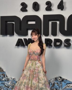 Lee Hye-seong Instagram - 행복했던 MAMA
예쁜 드레스 감사합니다 🎀 
@luxe.elisabeth 

#2024mama